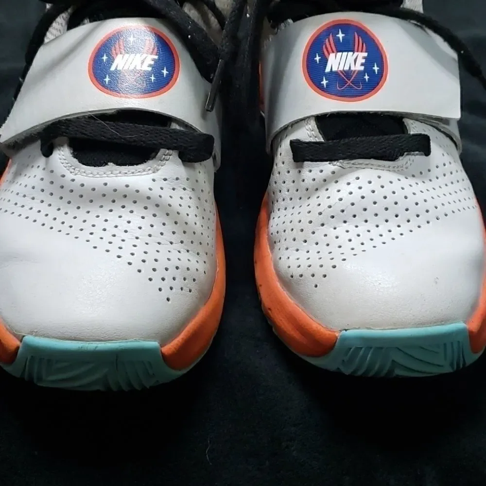 NIKE TEAM HUSTLE D8 BASKETBALL SHOES, SIZE 5